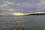 Da es mir hier "zu sandig" war, wandte ich mich nach rechts und bewegte mich auf das Riff, um hier ein paar Würfe zu riskieren. Tatsächlich hatte ich einen Biss in noch knietiefem Wasser. Ging ja gut los. Und auch die Sonne lugte nochmal kurz unter den Wolken hervor. Da es mir hier "zu sandig" war, wandte ich mich nach rechts und bewegte mich auf das Riff, um hier ein paar Würfe zu riskieren. Tatsächlich hatte ich einen Biss in noch knietiefem Wasser. Ging ja gut los. Und auch die Sonne lugte nochmal kurz unter den Wolken hervor.