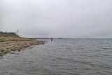 Am Wasser angekommen, marschierten wir zunächst gegen den Wind, wobei Jens die ersten Würfe mit direkt auflandigem Wind machte. Ich stieg etwas vorher ins Wasser und konnte so mit Wind von links vorne ein paar schöne Schlaufen werfen. Kontakte blieben auch nicht aus und so fischten wir uns langsam in die Bucht runter. Am Wasser angekommen, marschierten wir zunächst gegen den Wind, wobei Jens die ersten Würfe mit direkt auflandigem Wind machte. Ich stieg etwas vorher ins Wasser und konnte so mit Wind von links vorne ein paar schöne Schlaufen werfen. Kontakte blieben auch nicht aus und so fischten wir uns langsam in die Bucht runter.