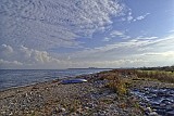 Ein wirklich netter Strand hier. Die ersten Meter im Wasser steinig und danach eine ziemlich breite und tiefe Rinne. Und gut zu bewaten war das hier auch. Und tatsächlich gab es einen Minifisch, sowie ein paar zaghafte Anfasser. Wahrscheinlich auch eher die Kinderstube. Ich habe die Strecke einmal durchgefischt, konnte einen schönen erblinkerten Fisch bei einem Dänischen Kollegen bestaunen und beschloss dann, dass wir nochmal ein paar andere Stellen anschauen sollten. Ein wirklich netter Strand hier. Die ersten Meter im Wasser steinig und danach eine ziemlich breite und tiefe Rinne. Und gut zu bewaten war das hier auch. Und tatsächlich gab es einen Minifisch, sowie ein paar zaghafte Anfasser. Wahrscheinlich auch eher die Kinderstube. Ich habe die Strecke einmal durchgefischt, konnte einen schönen erblinkerten Fisch bei einem Dänischen Kollegen bestaunen und beschloss dann, dass wir nochmal ein paar andere Stellen anschauen sollten.