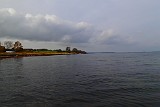 Gleich der erste Spot sah super interessant aus. Allerdings war das hier schon nicht mehr offene Küste, sondern der Isefjord. Nett….und Leben im Wasser….reichlich Leben in Form von Garnelen und Stichlingen. Ich stieg also wieder ein und befischte die Tangflecken und Steinriffe ziemlich ausgiebig. Einige kleinere Fische fanden dabei Gefallen an meiner Garnele. Gleich der erste Spot sah super interessant aus. Allerdings war das hier schon nicht mehr offene Küste, sondern der Isefjord. Nett….und Leben im Wasser….reichlich Leben in Form von Garnelen und Stichlingen. Ich stieg also wieder ein und befischte die Tangflecken und Steinriffe ziemlich ausgiebig. Einige kleinere Fische fanden dabei Gefallen an meiner Garnele.