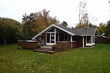 Und irgendwann wurde es Zeit sich um die Behausung zu kümmern. Schlüssel abgeholt und ab dafür. Nette Hütte, mit allem was man so braucht. Es folgte das übliche Prozedere……. Alles aus dem Auto in die Hütte schaffen, dort vernünftig verteilen, Betten beziehen und sich gemütlich einrichten……. Wie immer sind die Tage im Spätherbst leider etwas zu kurz, um am ersten Abend nochmal ausgiebig zu fischen. Also beließen wir es dabei nach einem netten, leckeren Essen, den Abend bei einem Glas Wein, mit Fliegenbinden und Stricken zu beenden……..und nein….ich stricke nicht Und irgendwann wurde es Zeit sich um die Behausung zu kümmern. Schlüssel abgeholt und ab dafür. Nette Hütte, mit allem was man so braucht. Es folgte das übliche Prozedere……. Alles aus dem Auto in die Hütte schaffen, dort vernünftig verteilen, Betten beziehen und sich gemütlich einrichten……. Wie immer sind die Tage im Spätherbst leider etwas zu kurz, um am ersten Abend nochmal ausgiebig zu fischen. Also beließen wir es dabei nach einem netten, leckeren Essen, den Abend bei einem Glas Wein, mit Fliegenbinden und Stricken zu beenden……..und nein….ich stricke nicht