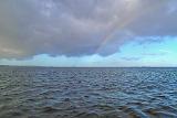....und als eine weitere Regenwand sich am Horizont auftat, zauberte die Sonne einen hübschen Regenbogen an den Himmel. Mein Foto kam leider etwas zu spät, weil ich mich mal wieder mit einem etwas kleineren Jiggyjäger beschäftigen musste. ....und als eine weitere Regenwand sich am Horizont auftat, zauberte die Sonne einen hübschen Regenbogen an den Himmel. Mein Foto kam leider etwas zu spät, weil ich mich mal wieder mit einem etwas kleineren Jiggyjäger beschäftigen musste.
