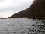 Die Fischer hatten wohl einiges an Plattfisch aus den Netzen gesammelt. Zumindest deutete der Möwenschwarm und das Geschrei, was die da um die beiden Boote in der Bucht veranstalteten, darauf hin. Bei leicht böigem Seitenwind machten wir uns daran, unseren schuppigen Anteil aus der Bucht zu holen. Die Fischer hatten wohl einiges an Plattfisch aus den Netzen gesammelt. Zumindest deutete der Möwenschwarm und das Geschrei, was die da um die beiden Boote in der Bucht veranstalteten, darauf hin. Bei leicht böigem Seitenwind machten wir uns daran, unseren schuppigen Anteil aus der Bucht zu holen.