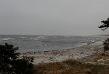 Der erste Blick auf den Hausstrand bestätigte am Morgen die Vorhersage leider. Hier geht erstmal gar nichts….. zumindest nicht mit Fliege, oder Blech. Anhänger des Kitesports hätten sicher mehr Freude an Wind und Wellen gehabt….. Der erste Blick auf den Hausstrand bestätigte am Morgen die Vorhersage leider. Hier geht erstmal gar nichts….. zumindest nicht mit Fliege, oder Blech. Anhänger des Kitesports hätten sicher mehr Freude an Wind und Wellen gehabt…..