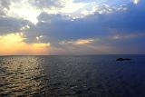 Keine anderen Kollegen zu sehen, Wind zwar fies von hinten links, aber trotzdem nur leicht bewegtes Wasser. Raus mit der Fliege und den Abend genossen..... Keine anderen Kollegen zu sehen, Wind zwar fies von hinten links, aber trotzdem nur leicht bewegtes Wasser. Raus mit der Fliege und den Abend genossen.....