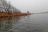 Wir entschlossen uns, nach kurzer „Besprechung“, den Weg gegen den leichten Wind an, one step, one cast, in die Bucht hinein zu waten. Tristan und seine Begleiterin zog es Richtung Ausgang der Bucht, um das dortige Riff zu befischen. Während die Jungs mir den Vortritt mit der Fliege liessen, gab Jens eine kurze Einweisung in Sachen Küstenfischen. Leider hatte ich Patrick einen etwas zu schweren Köder für die Bucht ausgesucht, weshalb er zu Anfang etwas mehr Kraut eingesammelt hat. Sorry, aber ich kann anscheinend echt nicht mehr so mit Blech..... Wir sind dann immer schön an der Kante lang.….. Wir entschlossen uns, nach kurzer „Besprechung“, den Weg gegen den leichten Wind an, one step, one cast, in die Bucht hinein zu waten. Tristan und seine Begleiterin zog es Richtung Ausgang der Bucht, um das dortige Riff zu befischen. Während die Jungs mir den Vortritt mit der Fliege liessen, gab Jens eine kurze Einweisung in Sachen Küstenfischen. Leider hatte ich Patrick einen etwas zu schweren Köder für die Bucht ausgesucht, weshalb er zu Anfang etwas mehr Kraut eingesammelt hat. Sorry, aber ich kann anscheinend echt nicht mehr so mit Blech..... Wir sind dann immer schön an der Kante lang.…..