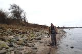 ...zu dritt, Jens war ebenfalls mit von der Partie, machten wir uns jetzt auf den "glitschigen" Weg ans Wasser. Der Abstieg an der kleinen Steilküste war mehr als abenteuerlich. Der Abschnitt weiter links war schon jetzt ganz gut besucht, oder immer noch.... Wir wanderten noch ein kleines Stück weiter und stiegen dann ein. Drei Mann, immer ein paar Schritte und dann ein paar Würfe. Mehrfach wurden wir zwischenzeitlich am Ufer überholt. Vielleicht hatten die Jungs die Hoffnung auf unberührtes Wasser..... ...zu dritt, Jens war ebenfalls mit von der Partie, machten wir uns jetzt auf den "glitschigen" Weg ans Wasser. Der Abstieg an der kleinen Steilküste war mehr als abenteuerlich. Der Abschnitt weiter links war schon jetzt ganz gut besucht, oder immer noch.... Wir wanderten noch ein kleines Stück weiter und stiegen dann ein. Drei Mann, immer ein paar Schritte und dann ein paar Würfe. Mehrfach wurden wir zwischenzeitlich am Ufer überholt. Vielleicht hatten die Jungs die Hoffnung auf unberührtes Wasser.....