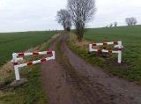 Kurz vorher war er in seinem Heimatort "in Marios Vorgarten", bzw. wollte dort hinein. Neuerdings kommt man dort allerdings mit dem Auto nicht mehr durch. Die Deutschen Strände werden immer mehr abgeschottet. Ist schon ziemlich traurig das Ganze...... Kurz vorher war er in seinem Heimatort "in Marios Vorgarten", bzw. wollte dort hinein. Neuerdings kommt man dort allerdings mit dem Auto nicht mehr durch. Die Deutschen Strände werden immer mehr abgeschottet. Ist schon ziemlich traurig das Ganze......
