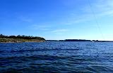 Da mir heute keine dieser Stellen so richtig zugesagt hat, landeten wir letztendlich mal wieder auf „der Insel“. Der Wind hatte noch mehr nachgelassen und ein bekannter Spot zwischen Sund und Fjord bot ein „trostloses Bild“. Spiegelblank nennt man das wohl. Also weiter um den Fjord herum. Hier zumindest so etwas wie ein Windhauch und sogar ein paar kleine Wellen. Da mir heute keine dieser Stellen so richtig zugesagt hat, landeten wir letztendlich mal wieder auf „der Insel“. Der Wind hatte noch mehr nachgelassen und ein bekannter Spot zwischen Sund und Fjord bot ein „trostloses Bild“. Spiegelblank nennt man das wohl. Also weiter um den Fjord herum. Hier zumindest so etwas wie ein Windhauch und sogar ein paar kleine Wellen.