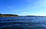 Da mir heute keine dieser Stellen so richtig zugesagt hat, landeten wir letztendlich mal wieder auf „der Insel“. Der Wind hatte noch mehr nachgelassen und ein bekannter Spot zwischen Sund und Fjord bot ein „trostloses Bild“. Spiegelblank nennt man das wohl. Also weiter um den Fjord herum. Hier zumindest so etwas wie ein Windhauch und sogar ein paar kleine Wellen.