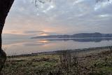 Nach ereignisloser Anfahrt, kam ich pünktlich zum Sonnenaufgang am Wasser an. Leider gab es nicht einen einzigen Lufthauch und das Wasser war spiegelblank......und dazu dann auch noch glasklar. Aber warum nicht......