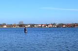 Je weiter wir in die Bucht runter fischten, desto schwieriger wurde der Untergrund. Hatte ich nicht ganz so in Erinnerung, aber ist ja auch schon ein paar Tage her. Während Jens noch die Garnele auf Weite brachte, hatte ich den "schmatzenden" Untergrund verlassen. Muskelkater werde ich morgen mit Sicherheit trotzdem haben.....Nach einem heftigen Anfasser, der dann auch noch die Garnele mitgehen liess - das Tippet musste irgendwo einen Knacks gehhabt haben - machten wir uns auf den Weg, die Bucht mit dem Auto etwas weiter zu umrunden, um dann wieder einzusteigen. Je weiter wir in die Bucht runter fischten, desto schwieriger wurde der Untergrund. Hatte ich nicht ganz so in Erinnerung, aber ist ja auch schon ein paar Tage her. Während Jens noch die Garnele auf Weite brachte, hatte ich den "schmatzenden" Untergrund verlassen. Muskelkater werde ich morgen mit Sicherheit trotzdem haben.....Nach einem heftigen Anfasser, der dann auch noch die Garnele mitgehen liess - das Tippet musste irgendwo einen Knacks gehhabt haben - machten wir uns auf den Weg, die Bucht mit dem Auto etwas weiter zu umrunden, um dann wieder einzusteigen.