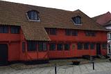 Tolle Altstadt, mit einigen historischen Bauten. Nett anzusehen. Nach einem Marsch bis runter zum Hafen und zurück, war es nun aber doch an der Zeit, endlich das Haus „einzunehmen“. Tolle Altstadt, mit einigen historischen Bauten. Nett anzusehen. Nach einem Marsch bis runter zum Hafen und zurück, war es nun aber doch an der Zeit, endlich das Haus „einzunehmen“.