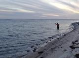 Am Wasser angekommen, stellte Timo ziemlich schnell fest, dass die Mäuse in seiner Garage ganze Arbeit geleistet hatten. Ein nasser Fuß hielt Ihn aber nicht davon ab weiter zu machen. Auch mit der Kamera war er ziemlich fix. Am Wasser angekommen, stellte Timo ziemlich schnell fest, dass die Mäuse in seiner Garage ganze Arbeit geleistet hatten. Ein nasser Fuß hielt Ihn aber nicht davon ab weiter zu machen. Auch mit der Kamera war er ziemlich fix.