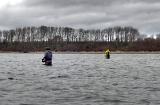 Nachdem ich ein paar Schritte ohne großartiges „Gewedel“ gemacht hatte, beobachtete ich meine Mitstreiter, die inzwischen etwas weiter in der Bucht standen. Timo hatte bis dahin ebenfalls einen Fisch abhaken können und ein paar Kontakte gehabt und Jens hatte Kontakte, von denen aber bisher noch keiner kleben geblieben war. Zeit für einen Ortswechsel. Nachdem ich ein paar Schritte ohne großartiges „Gewedel“ gemacht hatte, beobachtete ich meine Mitstreiter, die inzwischen etwas weiter in der Bucht standen. Timo hatte bis dahin ebenfalls einen Fisch abhaken können und ein paar Kontakte gehabt und Jens hatte Kontakte, von denen aber bisher noch keiner kleben geblieben war. Zeit für einen Ortswechsel.