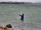 Leider heute noch etwas schwieriger, da der Wind weiter gedreht hatte und nicht nur von der falschen Seite kam, sondern auch das Wasser ziemlich eingetrübt hatte. Immer schön rückwärts über die rechte Schulter….. Leider heute noch etwas schwieriger, da der Wind weiter gedreht hatte und nicht nur von der falschen Seite kam, sondern auch das Wasser ziemlich eingetrübt hatte. Immer schön rückwärts über die rechte Schulter…..
