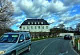 Nach kurzer Pause und gemeinsamer Berat- schlagung, machten wir ein paar Kilometer mehr auf Fyns Strassen. Nach kurzer Pause und gemeinsamer Berat- schlagung, machten wir ein paar Kilometer mehr auf Fyns Strassen.