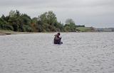 Hardi pulte Knoten, anstatt zu fischen.....und wenn die Fliege im Wasser war, dann interessierte sich nicht ein Fisch dafür..... Hardi pulte Knoten, anstatt zu fischen.....und wenn die Fliege im Wasser war, dann interessierte sich nicht ein Fisch dafür.....