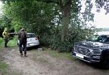 Am Ende des Weges ein einsames Haus, eine junge Mutter, die mit Ihrem Kind spazieren gehen wollte und auf Nachfrage die Erlaubnis gab, unsere Autos hier für ein, zwei Stunden abstellen zu dürfen. Am Ende des Weges ein einsames Haus, eine junge Mutter, die mit Ihrem Kind spazieren gehen wollte und auf Nachfrage die Erlaubnis gab, unsere Autos hier für ein, zwei Stunden abstellen zu dürfen.