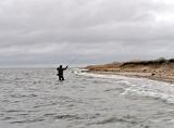 Mittag….. offene Küste….. immer einen Versuch wert. Und gerade jetzt sowieso. Wasserstand noch weiter gestiegen, erste Rinne inzwischen schon fast in „zweiter Reihe“. Leichter Zug im Wasser, leichte Trübung….. besser geht nicht. Fisch, oder wenigstens Kontakt? Leider Fehlanzeige. Mittag….. offene Küste….. immer einen Versuch wert. Und gerade jetzt sowieso. Wasserstand noch weiter gestiegen, erste Rinne inzwischen schon fast in „zweiter Reihe“. Leichter Zug im Wasser, leichte Trübung….. besser geht nicht. Fisch, oder wenigstens Kontakt? Leider Fehlanzeige.