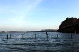 Wieder eine Woche weiter…… noch ein paar Kilometer höher nach Norden. Arschkalt am frühen Morgen. Hohes Wasser, Wind….. da geht was – oder?? Gefühlt hatte es mindestens minus drei, vier Grad. So sprachen zumindest meine Finger. Wenigstens schickte sich die Sonne langsam an und krabbelte gemächlich über die Steilküste. Wieder eine Woche weiter…… noch ein paar Kilometer höher nach Norden. Arschkalt am frühen Morgen. Hohes Wasser, Wind….. da geht was – oder?? Gefühlt hatte es mindestens minus drei, vier Grad. So sprachen zumindest meine Finger. Wenigstens schickte sich die Sonne langsam an und krabbelte gemächlich über die Steilküste.
