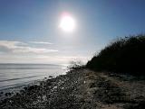 Das Wasser war inzwischen fast ein Grad wärmer geworden. Die Sonne bringt doch schon einiges. Es gab noch einen Anfasser bei mir und einen Spinnfischer, der uns etwas zu nahe kam. Wir vereinbarten die obligatorischen letzten fünf Würfe plus einen Wurf um die Schnur zu strecken und sauber aufzurollen und machten uns dann vom "Acker". Ein letztes Foto vom Strand, ab zum Auto und ausplünnen. Ich muss sagen, dass das wieder einer dieser Tage gewesen ist....... War gut am Wasser gewesen zu sein..... Das Wasser war inzwischen fast ein Grad wärmer geworden. Die Sonne bringt doch schon einiges. Es gab noch einen Anfasser bei mir und einen Spinnfischer, der uns etwas zu nahe kam. Wir vereinbarten die obligatorischen letzten fünf Würfe plus einen Wurf um die Schnur zu strecken und sauber aufzurollen und machten uns dann vom "Acker". Ein letztes Foto vom Strand, ab zum Auto und ausplünnen. Ich muss sagen, dass das wieder einer dieser Tage gewesen ist....... War gut am Wasser gewesen zu sein.....