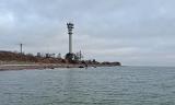 Sehr bekannter Spot und, bis auf eine kurze Begegnung mit zwei Kollegen auf dem Parkplatz, ein heute, zumindest bis jetzt, auch recht einsamer Strand. Auf unserem Weg zur abwechselungsreichen rechten Seite der Bucht fiel uns auf, dass in der Bucht in den letzten Monaten wohl etwas mehr an Struktur "gewachsen" war. Warum nicht einfach mal einen Versuch wagen. Der niedrige Wasserstand ermöglichte es uns, die vorgelagerten dunklen Bereiche recht einfach mit der Fliege zu erreichen. Sehr bekannter Spot und, bis auf eine kurze Begegnung mit zwei Kollegen auf dem Parkplatz, ein heute, zumindest bis jetzt, auch recht einsamer Strand. Auf unserem Weg zur abwechselungsreichen rechten Seite der Bucht fiel uns auf, dass in der Bucht in den letzten Monaten wohl etwas mehr an Struktur "gewachsen" war. Warum nicht einfach mal einen Versuch wagen. Der niedrige Wasserstand ermöglichte es uns, die vorgelagerten dunklen Bereiche recht einfach mit der Fliege zu erreichen.