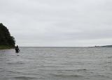 Eigestiegen und losgelegt. Vorne ziemlich trübe, auf zwei Drittel der Wurfweite dann etwas klareres Wasser. Konzentriert fischten wir uns langsam um die Spitze der Landzunge herum. Eigestiegen und losgelegt. Vorne ziemlich trübe, auf zwei Drittel der Wurfweite dann etwas klareres Wasser. Konzentriert fischten wir uns langsam um die Spitze der Landzunge herum.