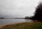 Am Wasser angekommen, nach rechts gesehen, ein wirklich netter Spot. Sehr interessant wie ich fand. Zwar war die Bucht ziemlich sandig, aber es gab reichlich dunkle Flecken. Seegras, Blasentang und immer wieder der ein oder andere Findling dazwischen Am Wasser angekommen, nach rechts gesehen, ein wirklich netter Spot. Sehr interessant wie ich fand. Zwar war die Bucht ziemlich sandig, aber es gab reichlich dunkle Flecken. Seegras, Blasentang und immer wieder der ein oder andere Findling dazwischen