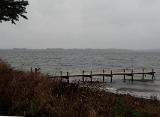 Wind und Welle von vorne links, gleichbleibender Wasserstand und eine nette Trübungskante. Die ersten Würfe, etwas weiter vorne links, gingen direkt gegen den Wind und waren schon ziemlich sportlich, aber je weiter ich mich wieder diesem Steg näherte, desto besser streckte sich die Leine wieder. Wind und Welle von vorne links, gleichbleibender Wasserstand und eine nette Trübungskante. Die ersten Würfe, etwas weiter vorne links, gingen direkt gegen den Wind und waren schon ziemlich sportlich, aber je weiter ich mich wieder diesem Steg näherte, desto besser streckte sich die Leine wieder.