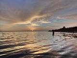 Jahresabschlussfischen 2017. Sylvester....zusammen mit Jens schnell mal rauf auf die Insel. Der Tag startete mit einem schönen Sonnenaufgang, einigen netten Schlaufen, neuen Fliegen und keinem Zupfer. Nach einer Stunde wurde es dann auch zusehens ungemütlicher. Windböen und fieser Dauerregen. Wir machten noch einen kurzen Strandwechsel, bevor es gegen Mittag wieder zurück nach Hause ging. Fische? Fehlanzeige..... aber schön war's. 2018 dann ein neuer Anlauf. Euch allen einen guten Rutsch