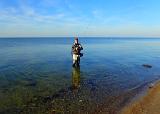 Zunächst war es an dieser Stelle richtig gut. Wind und Welle von links, Zug im Wasser und........Fische. Fast vom Strand aus beackerten wir die erste Rinne und Kontakte liessen nicht lange auf sich warten. Richtig gute Fische hingen am Haken.....und konnten sich allesamt wieder losschütteln....und dann drehte der Wind und auch hier folgte dann Ententeich. Schnell weiter.... Zunächst war es an dieser Stelle richtig gut. Wind und Welle von links, Zug im Wasser und........Fische. Fast vom Strand aus beackerten wir die erste Rinne und Kontakte liessen nicht lange auf sich warten. Richtig gute Fische hingen am Haken.....und konnten sich allesamt wieder losschütteln....und dann drehte der Wind und auch hier folgte dann Ententeich. Schnell weiter....