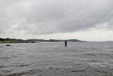 Anschliessend beackerten wir das Riff ziemlich ausgiebig. Die Würfe gingen gegen den Wind, um die rechte Kante auf Fische zu "durchsuchen", an der Riffspitze nach "draussen" und zurück Richtung Strand - endlich mit "normalen" Würfen - immer one step, one cast. Und dann kam eine Art Albtraum. Direkt im Spülsaum zeigte sich ein guter silberblanker Fisch im Sprung....mehrmals an gleicher Stelle...... Jens machte Wurf um Wurf, wechselte sogar die Rolle - intermediate Schnur und Brenda am Ende - aber nichts passierte. Ausser weiterer Sprungeinlagen der - geschätzten - 70er und auch einigen anderen Fischen passierte nicht wirklich viel. Wir probierten so ziemlich alles aus, wechselten uns ab mit der Position, fluchten und schimpften. Mir sprang ein Fisch gefühlt fast in den Schusskorb......Zeit woanders anzusetzen Anschliessend beackerten wir das Riff ziemlich ausgiebig. Die Würfe gingen gegen den Wind, um die rechte Kante auf Fische zu "durchsuchen", an der Riffspitze nach "draussen" und zurück Richtung Strand - endlich mit "normalen" Würfen - immer one step, one cast. Und dann kam eine Art Albtraum. Direkt im Spülsaum zeigte sich ein guter silberblanker Fisch im Sprung....mehrmals an gleicher Stelle...... Jens machte Wurf um Wurf, wechselte sogar die Rolle - intermediate Schnur und Brenda am Ende - aber nichts passierte. Ausser weiterer Sprungeinlagen der - geschätzten - 70er und auch einigen anderen Fischen passierte nicht wirklich viel. Wir probierten so ziemlich alles aus, wechselten uns ab mit der Position, fluchten und schimpften. Mir sprang ein Fisch gefühlt fast in den Schusskorb......Zeit woanders anzusetzen