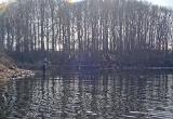 Irgendwann hat man auch mal ein menschliches Bedürfnis. Jens watete ans Ufer, nahm einen Schluck Wasser und...... stratzte zügig und ohne Jacke schnell am Rand der kleinen Bucht entlang, die vor uns lag. Er hatte während seines Landgangs aktive Fische gespottet. Hier ein Kringel, dort ein Buckel. Unglaublich, was so ein Anblick in einem auslösen kann. Wir waren total fixiert auf die Aktivitäten in der Bucht. Es gab bei Beiden Kontakte, nur wollten die Fische leider nicht hängen bleiben. Irgendwann hat man auch mal ein menschliches Bedürfnis. Jens watete ans Ufer, nahm einen Schluck Wasser und...... stratzte zügig und ohne Jacke schnell am Rand der kleinen Bucht entlang, die vor uns lag. Er hatte während seines Landgangs aktive Fische gespottet. Hier ein Kringel, dort ein Buckel. Unglaublich, was so ein Anblick in einem auslösen kann. Wir waren total fixiert auf die Aktivitäten in der Bucht. Es gab bei Beiden Kontakte, nur wollten die Fische leider nicht hängen bleiben.