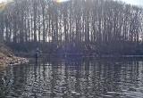 Irgendwann hat man auch mal ein menschliches Bedürfnis. Jens watete ans Ufer, nahm einen Schluck Wasser und...... stratzte zügig und ohne Jacke schnell am Rand der kleinen Bucht entlang, die vor uns lag. Er hatte während seines Landgangs aktive Fische gespottet. Hier ein Kringel, dort ein Buckel. Unglaublich, was so ein Anblick in einem auslösen kann. Wir waren total fixiert auf die Aktivitäten in der Bucht. Es gab bei Beiden Kontakte, nur wollten die Fische leider nicht hängen bleiben.