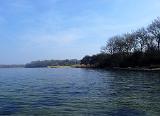 Am Wasser angekommen, etwas bessere Bedingungen. Leichter Wind von links vorne, und gekräuselte Oberfläche. Zu Beginn hatte ich noch zwei Dänische Kollegen in der Nähe, die dann aber relativ schnell wieder umgedreht sind – vielleicht wussten die mehr? Ich machte zunächst etwas Weg im Wasser, bzw. Spülsaum und präsentierte meine Garnele ausdauernd. Ein kurzer Anstubser war an dieser Stelle leider alles. Am Wasser angekommen, etwas bessere Bedingungen. Leichter Wind von links vorne, und gekräuselte Oberfläche. Zu Beginn hatte ich noch zwei Dänische Kollegen in der Nähe, die dann aber relativ schnell wieder umgedreht sind – vielleicht wussten die mehr? Ich machte zunächst etwas Weg im Wasser, bzw. Spülsaum und präsentierte meine Garnele ausdauernd. Ein kurzer Anstubser war an dieser Stelle leider alles.