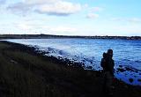 nächster Spot..... nachdem wir hier zunächst die ausgeprägten Flachwasserbereiche befischt hatten, natürlich ohne jeden Kontakt, wechselten wir ein paar Meter weiter und versuchten unser Glück an der offenen Küste. Ein kurzer prüfender Blick - und ja....... sieht gut aus. Zwar mal wieder Wind von rechts, aber dafür durch einen küstennahen Wald ganz gut zu fischen. nächster Spot..... nachdem wir hier zunächst die ausgeprägten Flachwasserbereiche befischt hatten, natürlich ohne jeden Kontakt, wechselten wir ein paar Meter weiter und versuchten unser Glück an der offenen Küste. Ein kurzer prüfender Blick - und ja....... sieht gut aus. Zwar mal wieder Wind von rechts, aber dafür durch einen küstennahen Wald ganz gut zu fischen.