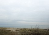 Endlich wieder ein gemeinsamer Urlaub am Wasser. Zwar konnte Timo erst etwas später anreisen, aber das war nur zweitrangig. Hauptsache mal wieder gemeinsam ein paar Tage abschalten. Meerforellen befischen, gutes Essen und einfach mal fünf gerade sein lassen. Doch zunächst lagen zweieinhalb Tage ohne Begleitung vor mir. Nach einer ruhigen Anfahrt am frühen Samstag, fuhr ich gegen neun Uhr den ersten Spot an. Das Wasser lag wie Blei vor mir und ich beschloss einfach erst einmal weiter zu fahren. Endlich wieder ein gemeinsamer Urlaub am Wasser. Zwar konnte Timo erst etwas später anreisen, aber das war nur zweitrangig. Hauptsache mal wieder gemeinsam ein paar Tage abschalten. Meerforellen befischen, gutes Essen und einfach mal fünf gerade sein lassen. Doch zunächst lagen zweieinhalb Tage ohne Begleitung vor mir. Nach einer ruhigen Anfahrt am frühen Samstag, fuhr ich gegen neun Uhr den ersten Spot an. Das Wasser lag wie Blei vor mir und ich beschloss einfach erst einmal weiter zu fahren.