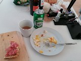 Ziemlich früh wieder wach geworden, Frühstück in Form von Brötchen, Rührei und Kaffee und anschliessend ziemlich fix die Sachen gepackt, um wieder ans Wasser zu kommen. Ich hatte, wie eigentlich bei jedem Küstenurlaub, ein paar mehr Ruten als backup dabei. Unter anderem auch noch eine weitere von Thomas aufgebaute CTS affinity. Ach ja…… es gibt bei mir natürlich nicht gleich zum Frühstück ein Bierchen. Ich hatte die leere Dose am Vorabend genutzt, um meinen UV Kleber senkrecht zu „lagern“. Ziemlich früh wieder wach geworden, Frühstück in Form von Brötchen, Rührei und Kaffee und anschliessend ziemlich fix die Sachen gepackt, um wieder ans Wasser zu kommen. Ich hatte, wie eigentlich bei jedem Küstenurlaub, ein paar mehr Ruten als backup dabei. Unter anderem auch noch eine weitere von Thomas aufgebaute CTS affinity. Ach ja…… es gibt bei mir natürlich nicht gleich zum Frühstück ein Bierchen. Ich hatte die leere Dose am Vorabend genutzt, um meinen UV Kleber senkrecht zu „lagern“.
