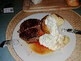Der Abend war letztendlich mal wieder das i-Tüpfelchen auf einem richtig guten Tag. Wie immer brutzelte Timo das Fleisch auf den Punkt. Mein bescheidener Beitrag….. Kartoffeln und Knoblauchbaguette in den Ofen und rechtzeitig wieder rausholen. Danach gab es noch das ein oder andere Bierchen und anschliessend wartete das Bett ganz sehnsüchtig auf uns. Rechtschaffen müde und zufrieden ging es in die Koje. Der Abend war letztendlich mal wieder das i-Tüpfelchen auf einem richtig guten Tag. Wie immer brutzelte Timo das Fleisch auf den Punkt. Mein bescheidener Beitrag….. Kartoffeln und Knoblauchbaguette in den Ofen und rechtzeitig wieder rausholen. Danach gab es noch das ein oder andere Bierchen und anschliessend wartete das Bett ganz sehnsüchtig auf uns. Rechtschaffen müde und zufrieden ging es in die Koje.