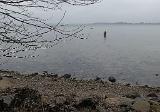 Mittwoch ….. Halbzeit …. Heute nochmal mit etwas mehr Wind und reichlich Nässe nicht nur von unten, sondern auch von oben. Erster Stopp ein Fjord mit Windabdeckung. Normaler Weise würde ich das Geräusch von Regentropfen im Wald und am Wasser als beruhigend bezeichnen. Heute allerdings war sogar mir das zu viel. Relativ fix gab es „aufgeweichte“ Finger. Hauptsache Timos Jacke hält halbwegs durch. Mittwoch ….. Halbzeit …. Heute nochmal mit etwas mehr Wind und reichlich Nässe nicht nur von unten, sondern auch von oben. Erster Stopp ein Fjord mit Windabdeckung. Normaler Weise würde ich das Geräusch von Regentropfen im Wald und am Wasser als beruhigend bezeichnen. Heute allerdings war sogar mir das zu viel. Relativ fix gab es „aufgeweichte“ Finger. Hauptsache Timos Jacke hält halbwegs durch.