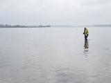 Eine dreiviertel Stunde später, der Regen hatte inzwischen tatsächlich mal eine Pause eingelegt, war es an der Zeit die Stelle zu wechseln. Ein Kontakt, im Nachhinein betrachtet war es vielleicht doch nur ein Krautblatt, fallendes Wasser an einem eh sehr flachen Abschnitt und ein Otter, der den vermeintlich besten Platz auf einem Riff für sich beanspruchte. Leider etwas zu weit für ein Foto. Zeit für einen Platzwechsel.