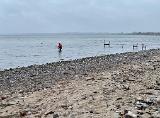 Fotos gehen immer. So wurde nicht nur Timos Rute abgelichtet, auch ich wurde beobachtet und geknipst. Und weil Timo zwei Fische vorgelegt hatte, wollte ich diesmal natürlich nicht schon wieder an diesem Strand „den Kürzeren“ ziehen (egal, ob mit Jens, oder Timo) und beackerte die Strecke weiter ziemlich fleissig. Fotos gehen immer. So wurde nicht nur Timos Rute abgelichtet, auch ich wurde beobachtet und geknipst. Und weil Timo zwei Fische vorgelegt hatte, wollte ich diesmal natürlich nicht schon wieder an diesem Strand „den Kürzeren“ ziehen (egal, ob mit Jens, oder Timo) und beackerte die Strecke weiter ziemlich fleissig.