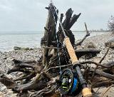 Schnell mal rüber an die offene Küste. Der anvisierte Abschnitt ist bei mir schon mit einigen Erinnerungen verbunden. Fisch gab es hier eigentlich immer…. nicht nur für mich und auch nicht immer gleichmässig verteilt, aber Schneider ist an diesem Spot fast schon ein Fremdwort. Timo hatte nach zwei Meerforellen genug vom Regen und machte es sich am Strand „gemütlich“. Schnell mal rüber an die offene Küste. Der anvisierte Abschnitt ist bei mir schon mit einigen Erinnerungen verbunden. Fisch gab es hier eigentlich immer…. nicht nur für mich und auch nicht immer gleichmässig verteilt, aber Schneider ist an diesem Spot fast schon ein Fremdwort. Timo hatte nach zwei Meerforellen genug vom Regen und machte es sich am Strand „gemütlich“.
