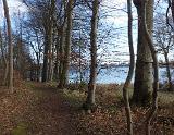 Ich wollte Timo noch einen weiteren Spot zeigen. Leider bin ich etwas vom Weg abgekommen und wir fanden uns an einem kleinen Schloss wieder. Dort wollte ich aber partout nicht fischen. Also den gleichen Weg zurück. Wieder nicht den richtigen Abbieger gefunden, also kurzer Hand einen anderen Spot angefahren. Dort einmal fischen steht schon etwas länger auf meinem Zettel. Also was lag näher, als zu parken und sich auf den Weg zu machen. Ich wollte Timo noch einen weiteren Spot zeigen. Leider bin ich etwas vom Weg abgekommen und wir fanden uns an einem kleinen Schloss wieder. Dort wollte ich aber partout nicht fischen. Also den gleichen Weg zurück. Wieder nicht den richtigen Abbieger gefunden, also kurzer Hand einen anderen Spot angefahren. Dort einmal fischen steht schon etwas länger auf meinem Zettel. Also was lag näher, als zu parken und sich auf den Weg zu machen.
