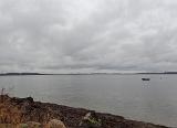 Am Sonntag dann – gut ausgeschlafen und nach einem reichhaltigen Frühstück – den Hausstrand inspiziert. Schon länger hatte ich mir zum Ziel gesetzt diese relativ flache Bucht einmal gründlich anzutesten. Erhöhter Wasserstand, ein wenig Trübung, Seegraswiesen und leider auch etwas mehr, durch das höhere Wasser vom Ufer weggeschwemmten, herumtreibendem Seegras. Dennoch ein in meinen Augen richtig feiner Spot. Im Winter und zeitigen Frühjahr mit Sicherheit eine „Bank“. Am Sonntag dann – gut ausgeschlafen und nach einem reichhaltigen Frühstück – den Hausstrand inspiziert. Schon länger hatte ich mir zum Ziel gesetzt diese relativ flache Bucht einmal gründlich anzutesten. Erhöhter Wasserstand, ein wenig Trübung, Seegraswiesen und leider auch etwas mehr, durch das höhere Wasser vom Ufer weggeschwemmten, herumtreibendem Seegras. Dennoch ein in meinen Augen richtig feiner Spot. Im Winter und zeitigen Frühjahr mit Sicherheit eine „Bank“.