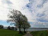 .... nun.... nicht mit mir. Urlaub war eingereicht, es wurde kurzentschlossen eine Unterkunft gebucht und ab auf die Insel. Am frühen Samstagvormittag auf dem Weg zum ersten Spot. Von "oben" schonmal ein interessanter Ausblick. "Unten" angekommen leider eine Strecke, die mit vier Mann schon gut besetzt war....... kein Ding. Fahr ich einfach ein paar Kilometer weiter.... .... nun.... nicht mit mir. Urlaub war eingereicht, es wurde kurzentschlossen eine Unterkunft gebucht und ab auf die Insel. Am frühen Samstagvormittag auf dem Weg zum ersten Spot. Von "oben" schonmal ein interessanter Ausblick. "Unten" angekommen leider eine Strecke, die mit vier Mann schon gut besetzt war....... kein Ding. Fahr ich einfach ein paar Kilometer weiter....