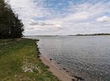 Am Ufer angekommen machte ich mich auf den Weg in Richtung Ausgang der Bucht. Dort wo das Wasser etwas tiefer und die Krautflecken etwas zahlreicher waren, rechnete ich mit jagenden Forellen. Bei relativ hohem Wasserstand konnte ich die Unterwasserwiesen jedoch kaum erreichen. Auch der Rückraum war ziemlich eingeschränkt und auf den vorgelagerten Sandflächen war kaum Leben zu erkennen. Am Ufer angekommen machte ich mich auf den Weg in Richtung Ausgang der Bucht. Dort wo das Wasser etwas tiefer und die Krautflecken etwas zahlreicher waren, rechnete ich mit jagenden Forellen. Bei relativ hohem Wasserstand konnte ich die Unterwasserwiesen jedoch kaum erreichen. Auch der Rückraum war ziemlich eingeschränkt und auf den vorgelagerten Sandflächen war kaum Leben zu erkennen.