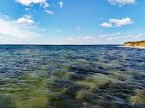 Am Wasser angekommen eine nette Brise von links. Zwar mitunter recht fiese Böen, aber sehr gut geeignet, um ordentlich Strecke zu machen. Leider zu Beginn, trotz Sonne, ziemlich frisch an den Fingern. Wasserstand relativ hoch ….. nicht verkehrt an diesem Spot. Dunkle - knietiefe - Rinne, direkt vom Strand aus zu befischen. Nach jedem dritten Wurf etwas tiefer eingewatet um die äusseren dunklen Bereiche „abzuarbeiten“. Am Wasser angekommen eine nette Brise von links. Zwar mitunter recht fiese Böen, aber sehr gut geeignet, um ordentlich Strecke zu machen. Leider zu Beginn, trotz Sonne, ziemlich frisch an den Fingern. Wasserstand relativ hoch ….. nicht verkehrt an diesem Spot. Dunkle - knietiefe - Rinne, direkt vom Strand aus zu befischen. Nach jedem dritten Wurf etwas tiefer eingewatet um die äusseren dunklen Bereiche „abzuarbeiten“.