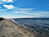 Schon öfter hatte ich hier zumindest mal geparkt und auf‘s Wasser geschaut. Aktiv die Strecke befischt – war heute ne Premiere. Auch hier mal wieder eine ausgeprägte Rinne gleich nach dem Spülsaum und kurz dahinter eine Sandbank. Im Wasser war gut Zug. Parallel zum Strand konnte man fast die Garnele driften lassen. Leider war aber kein Fisch vor Ort. Auf dem Rückweg zum Parkplatz habe ich dann ein paar Smolts aufgescheucht, die in einem Entwässerungsgraben und dem dazugehörigen Rohr unter dem Strandweg einfach verstecken spielten. Wahrscheinlich waren auch die kleinen Grundeln im Wasser ein Grund sich hier aufzuhalten. Schon öfter hatte ich hier zumindest mal geparkt und auf‘s Wasser geschaut. Aktiv die Strecke befischt – war heute ne Premiere. Auch hier mal wieder eine ausgeprägte Rinne gleich nach dem Spülsaum und kurz dahinter eine Sandbank. Im Wasser war gut Zug. Parallel zum Strand konnte man fast die Garnele driften lassen. Leider war aber kein Fisch vor Ort. Auf dem Rückweg zum Parkplatz habe ich dann ein paar Smolts aufgescheucht, die in einem Entwässerungsgraben und dem dazugehörigen Rohr unter dem Strandweg einfach verstecken spielten. Wahrscheinlich waren auch die kleinen Grundeln im Wasser ein Grund sich hier aufzuhalten.